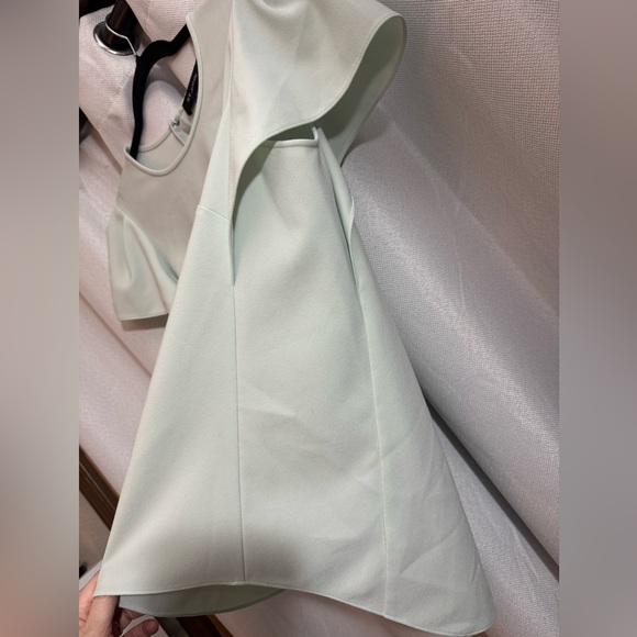 St. John Mint Green Ruffle Sleeve Blouse M High Low Hem Keyhole Back - Picture 3 of 7